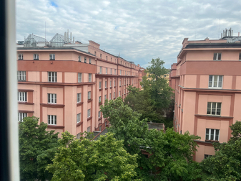 Výhled z ložnice - Pronájem bytu 2+kk v osobním vlastnictví 50 m², Praha 7 - Holešovice