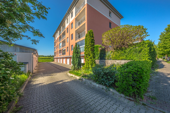 Pohled od garáží - Prodej bytu 4+kk v osobním vlastnictví 90 m², Praha 9 - Čakovice