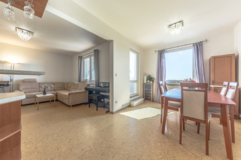 Jídelna se vstupem na lodžii - Prodej bytu 4+kk v osobním vlastnictví 90 m², Praha 9 - Čakovice