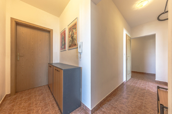 Chodba a zádveří - Prodej bytu 4+kk v osobním vlastnictví 90 m², Praha 9 - Čakovice