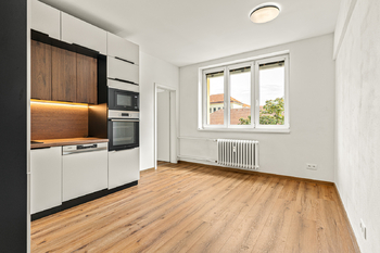 Obývací pokoj s kk - Prodej bytu 3+kk v osobním vlastnictví 61 m², Pardubice