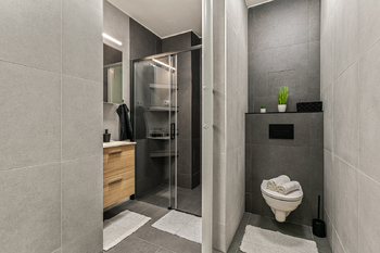 Koupelna s WC - Prodej bytu 3+kk v osobním vlastnictví 61 m², Pardubice