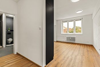 Pohled od vstupních dveří - Prodej bytu 3+kk v osobním vlastnictví 61 m², Pardubice