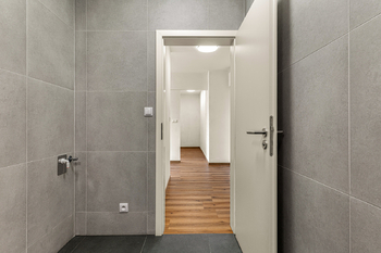 Pohled z koupelny - Prodej bytu 3+kk v osobním vlastnictví 61 m², Pardubice