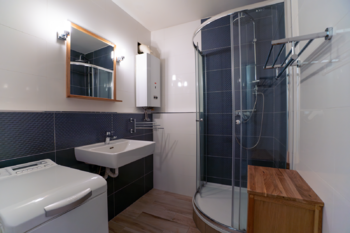 koupelna se sprchovým koutem - Pronájem bytu 2+kk v osobním vlastnictví 42 m², Praha 8 - Kobylisy