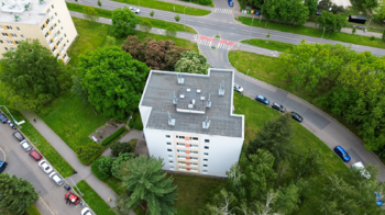 pohled na dům - Pronájem bytu 2+kk v osobním vlastnictví 42 m², Praha 8 - Kobylisy
