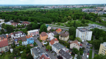 pohled na dům - Pronájem bytu 2+kk v osobním vlastnictví 42 m², Praha 8 - Kobylisy