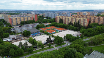sportoviště blízko domu - Pronájem bytu 2+kk v osobním vlastnictví 42 m², Praha 8 - Kobylisy