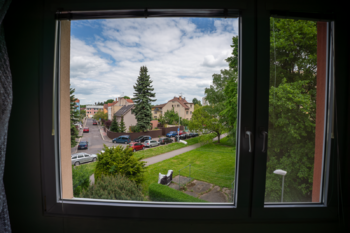 výhled z okna obývacího pokoje - Pronájem bytu 2+kk v osobním vlastnictví 42 m², Praha 8 - Kobylisy