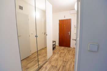 chodba - Pronájem bytu 2+kk v osobním vlastnictví 42 m², Praha 8 - Kobylisy