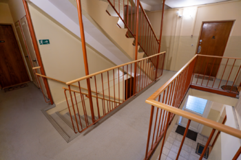 chodba domu - Pronájem bytu 2+kk v osobním vlastnictví 42 m², Praha 8 - Kobylisy