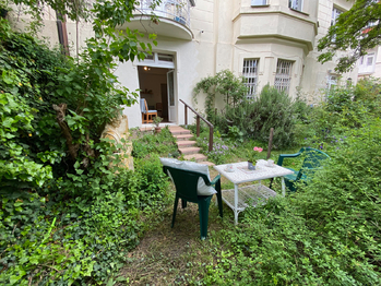 Pohled ze zahrady - Pronájem bytu 1+kk v osobním vlastnictví 25 m², Praha 10 - Vinohrady