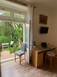 Výhled do zahrady - Pronájem bytu 1+kk v osobním vlastnictví 25 m², Praha 10 - Vinohrady