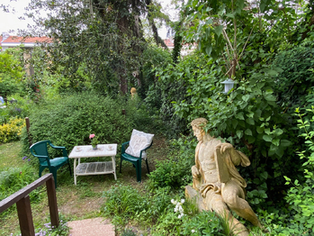 Předzahrádka se sochou - Pronájem bytu 1+kk v osobním vlastnictví 25 m², Praha 10 - Vinohrady