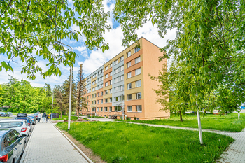 pohled na dům z ulice - Prodej bytu 3+1 v osobním vlastnictví 57 m², Kladno 
