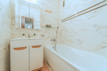 koupelna s vanou - Prodej bytu 3+1 v osobním vlastnictví 57 m², Kladno
