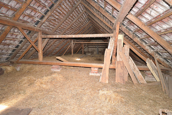 půda nad stodolou - Prodej domu 183 m², Ronov nad Doubravou