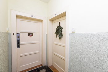 Vchod do bytu - Prodej bytu 2+1 v osobním vlastnictví 48 m², Praha 2 - Vinohrady