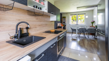 kuchyně v patře - Prodej domu 231 m², Bezděz