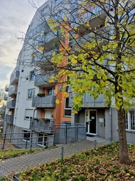 hlavní vchod dům - Pronájem bytu 1+kk v osobním vlastnictví 45 m², Praha 10 - Záběhlice 