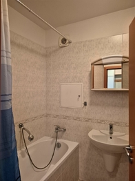 koupelna s vanou, WC a pračkou - Pronájem bytu 1+kk v osobním vlastnictví 45 m², Praha 10 - Záběhlice