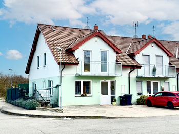 Pohled na dům z ulice - Prodej domu 144 m², Veltrusy 