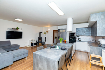 Obývací pokoj - Prodej domu 144 m², Veltrusy