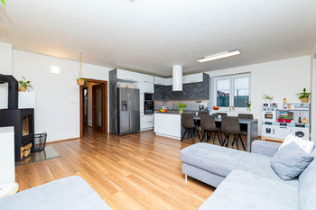 Obývací pokoj, kuchyňský kout - Prodej domu 144 m², Veltrusy