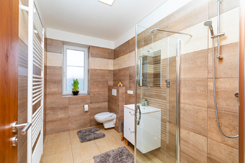 Dolní koupelna - Prodej domu 144 m², Veltrusy