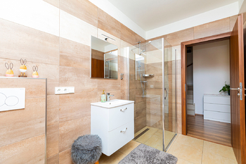 Dolní koupelna - Prodej domu 144 m², Veltrusy