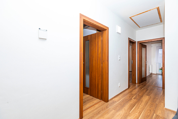 Chodba v patře domu - Prodej domu 144 m², Veltrusy