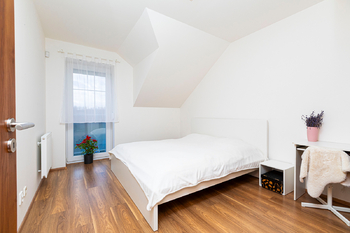 Ložnice rodičů s šatnou - Prodej domu 144 m², Veltrusy