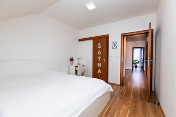 Ložnice rodičů s šatnou - Prodej domu 144 m², Veltrusy