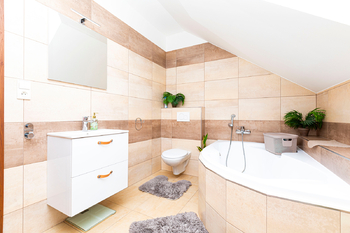 Horní koupelna - Prodej domu 144 m², Veltrusy