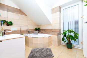 Horní koupelna - Prodej domu 144 m², Veltrusy
