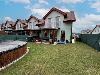 Pohled ze zahrady - Prodej domu 144 m², Veltrusy