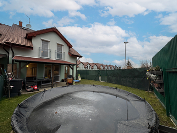 Pohled ze zahrady - Prodej domu 144 m², Veltrusy