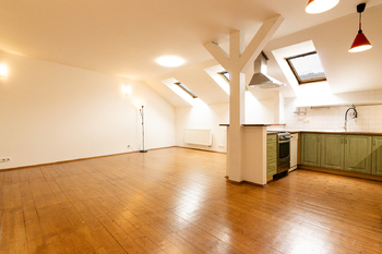 obývací pokoj je světlý a prostorný - Prodej bytu 4+kk v osobním vlastnictví 111 m², Praha 2 - Vinohrady