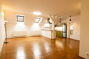 obývací pokoj s kuchyňským koutem - Prodej bytu 4+kk v osobním vlastnictví 111 m², Praha 2 - Vinohrady 
