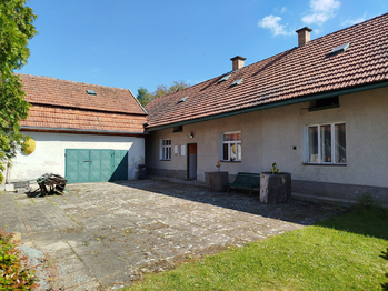 dvůr - pohled na obytnou část - Prodej domu 200 m², Chřenovice