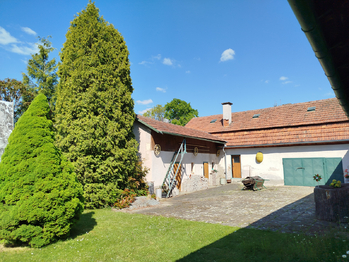 dvůr - pohled na vejminek - Prodej domu 200 m², Chřenovice