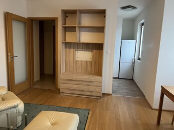 Obývací pokoj - Pronájem bytu 2+kk v osobním vlastnictví 43 m², Praha 8 - Dolní Chabry