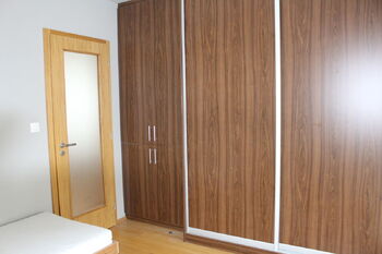 Ložnice - šatní skříně - Pronájem bytu 2+kk v osobním vlastnictví 43 m², Praha 8 - Dolní Chabry