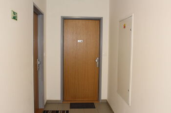Vstup do bytu - bezpěčnostní dvěře - Pronájem bytu 2+kk v osobním vlastnictví 43 m², Praha 8 - Dolní Chabry