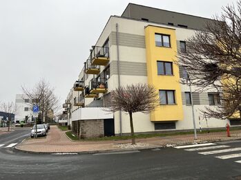 Pohled na dům - Pronájem bytu 2+kk v osobním vlastnictví 43 m², Praha 8 - Dolní Chabry