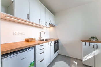 nová kuchyňská linka - Pronájem bytu 1+1 v osobním vlastnictví 35 m², Praha 8 - Kobylisy 