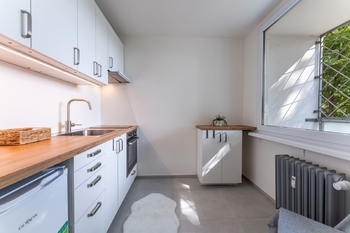 praktická kuchyň s oknem  - Pronájem bytu 1+1 v osobním vlastnictví 35 m², Praha 8 - Kobylisy