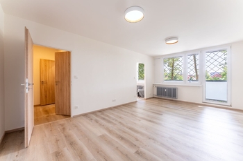prostorný pokoj - Pronájem bytu 1+1 v osobním vlastnictví 35 m², Praha 8 - Kobylisy