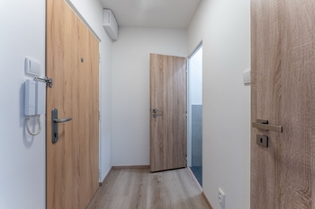 vstupní chodba - Pronájem bytu 1+1 v osobním vlastnictví 35 m², Praha 8 - Kobylisy