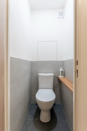 samostatná toaleta - Pronájem bytu 1+1 v osobním vlastnictví 35 m², Praha 8 - Kobylisy